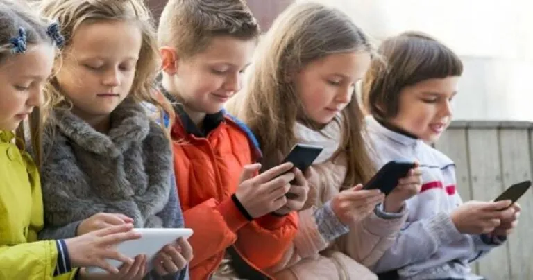 أستراليا.-خطة-إستراتيجية-لحماية-الأطفال-في-البيئة-الرقمية