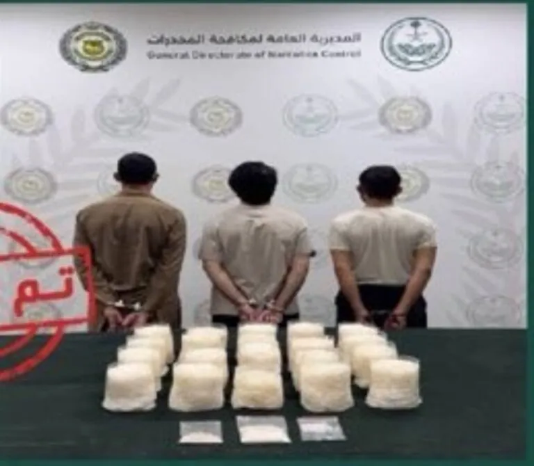 مخدرات-الرياض-تقبض-على-مقيمين-ووافد-لترويجهم-(20)-كيلوجرامًا-من-(الشبو)-المخدر