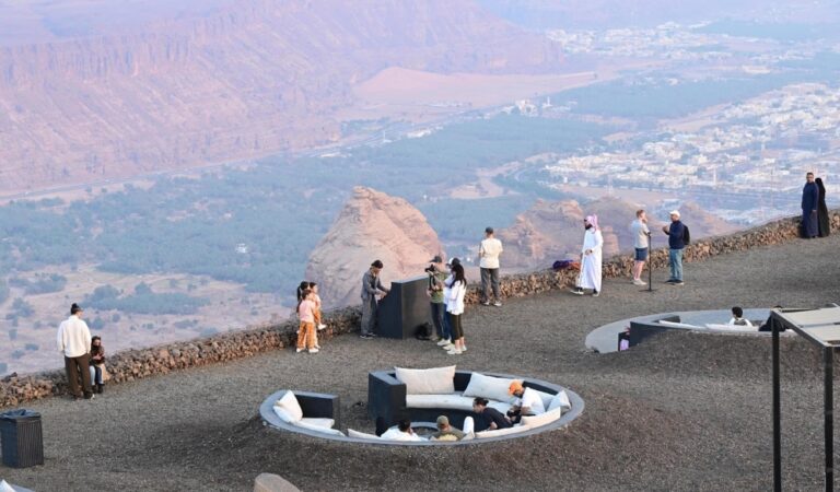 مطل-الحَرّة-في-العُلا.-نافذة-بانورامية-على-مشهد-الطبيعة-الساحرة