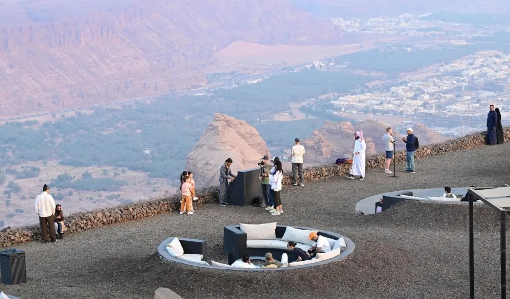 مطل-الحَرّة-في-العُلا.-نافذة-بانورامية-على-مشهد-الطبيعة-الساحرة