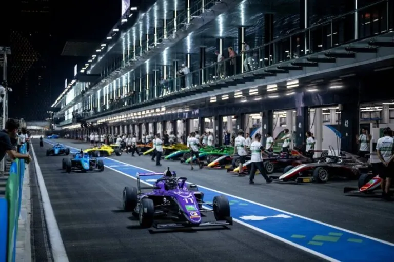 بطولة-الفورمولا4-تصل-لمحطتها-الأخيرة.-وبلوفيسكي-أبرز-المرشحين-للتتويج