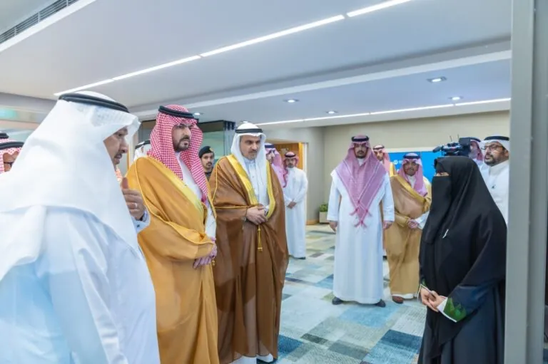 نائب-أمير-المنطقة-الشرقية-يدشّن-وحدة-المشاركة-التطوعية-ويطّلع-على-برامج-أكاديمية-الفوزان-وإنجازاتها-التنموية