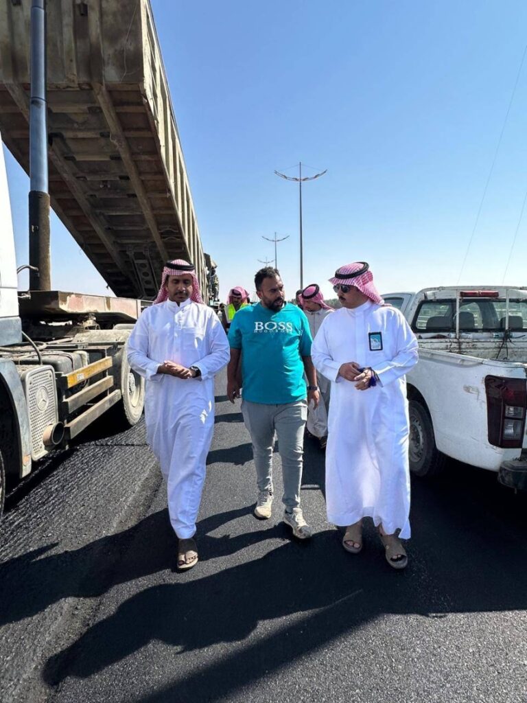 رئيس-بلدية-تربة-يتفقد-إعادة-تأهيل-الشوارع