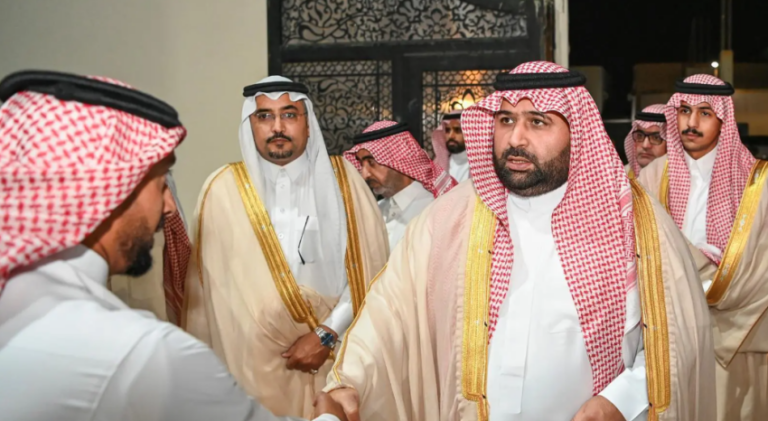 أمير-منطقة-جازان-يؤدي-واجب-العزاء-لأحد-أفراد-الحماية-في-وفاة-شقيقته