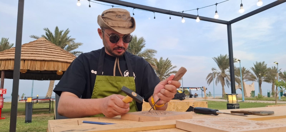 «وِرث»-يحول-شاطئ-العقير-إلى-ورشة-لصناعة-البشت-والأبواب-الحساوية