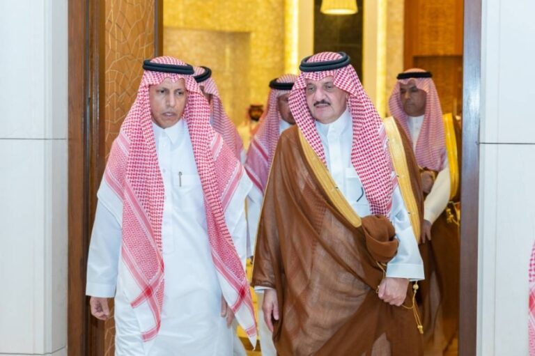 أمير-المنطقة-الشرقية-ونائبه-يعزيان-سعد-العتيبي-في-وفاة-والده