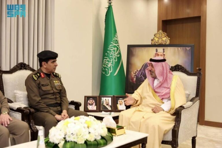 أمير-نجران-يطلع-على-سير-العمل-في-قطاعات-الأمن-العام-بالمنطقة