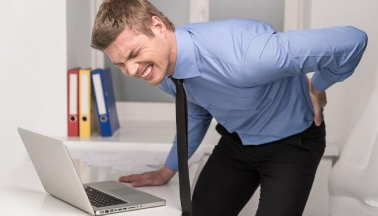 طبيب-روماتيزم:-احذروا-«متلازمة-المكتب».-الجلوس-30-دقيقة-يرفع-الضغط-والسكري