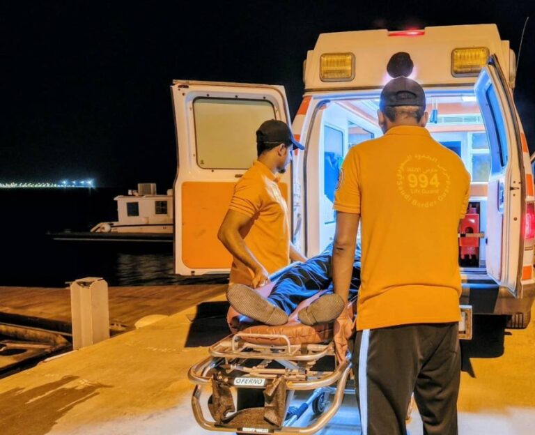 حرس-الحدود-بجازان-ينقذ-مواطنًا-تعرض-لوعكة-صحية-في-عرض-البحر