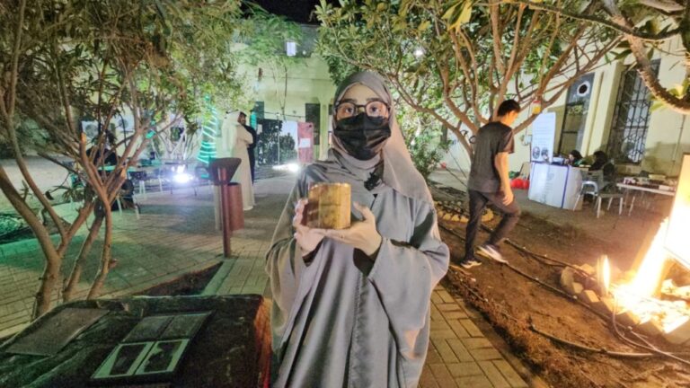 مشاريع-شبابية-تحول-“اللوز-القطيفي”-إلى-عطور-وأثاث-وفنون