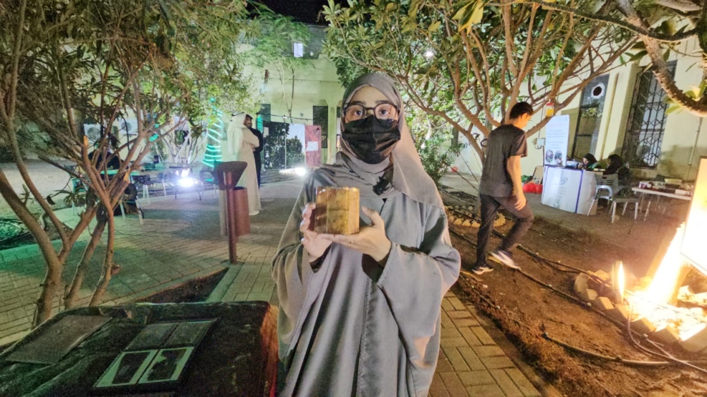 مشاريع-شبابية-تحول-“اللوز-القطيفي”-إلى-عطور-وأثاث-وفنون