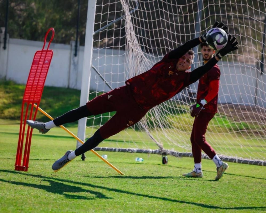 الخليج-يواصل-برنامجه-الإعدادي-في-معسكر-العين