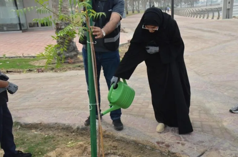 بالصور.-متطوعون-يشاركون-في-زراعة-الأشجار-بكورنيش-الدمام