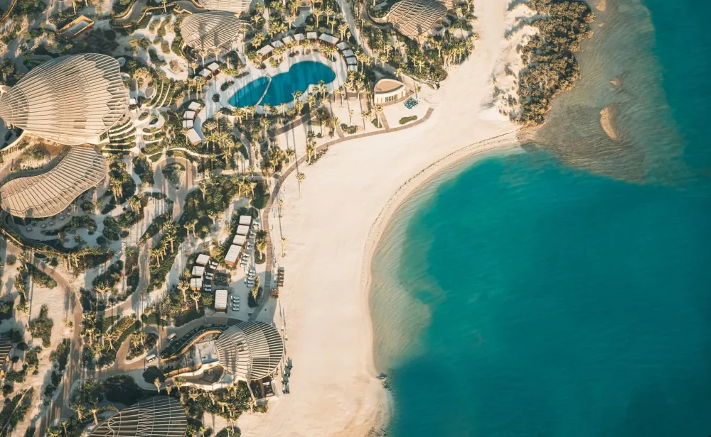 “البحر-الأحمر”-تُصدر-متطلبات-مشغلي-الشواطئ-للمرة-الأولى-بالمملكة