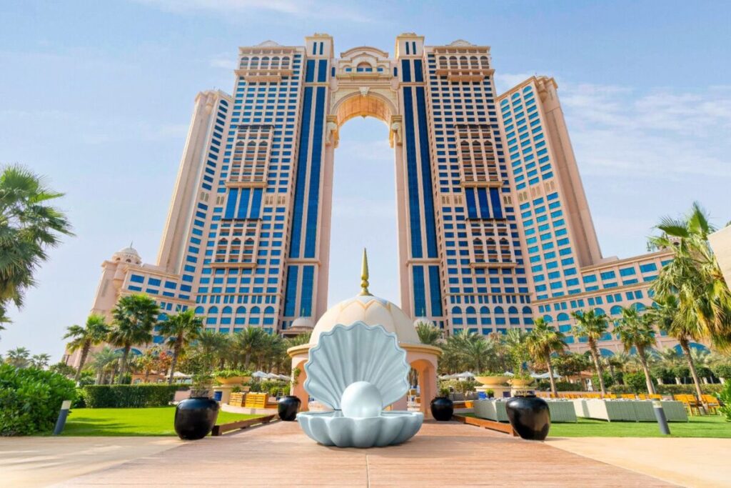 فندق ريكسوس مارينا أبوظبي يعرض منحوتةً فنية للفنان العالمي لورينزو كوين