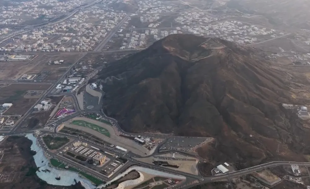 جبل-“الحيلة”-بمحايل-عسير.-معلم-سياحي-مذهل-بتكوين-جيولوجي-فريد