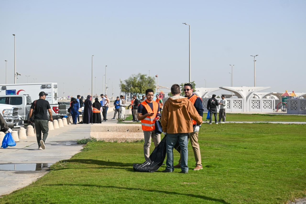حملة-ميدانية-لإزالة-الملوثات-وتحسين-المشهد-البصري-في-شاطئ-نصف-القمر