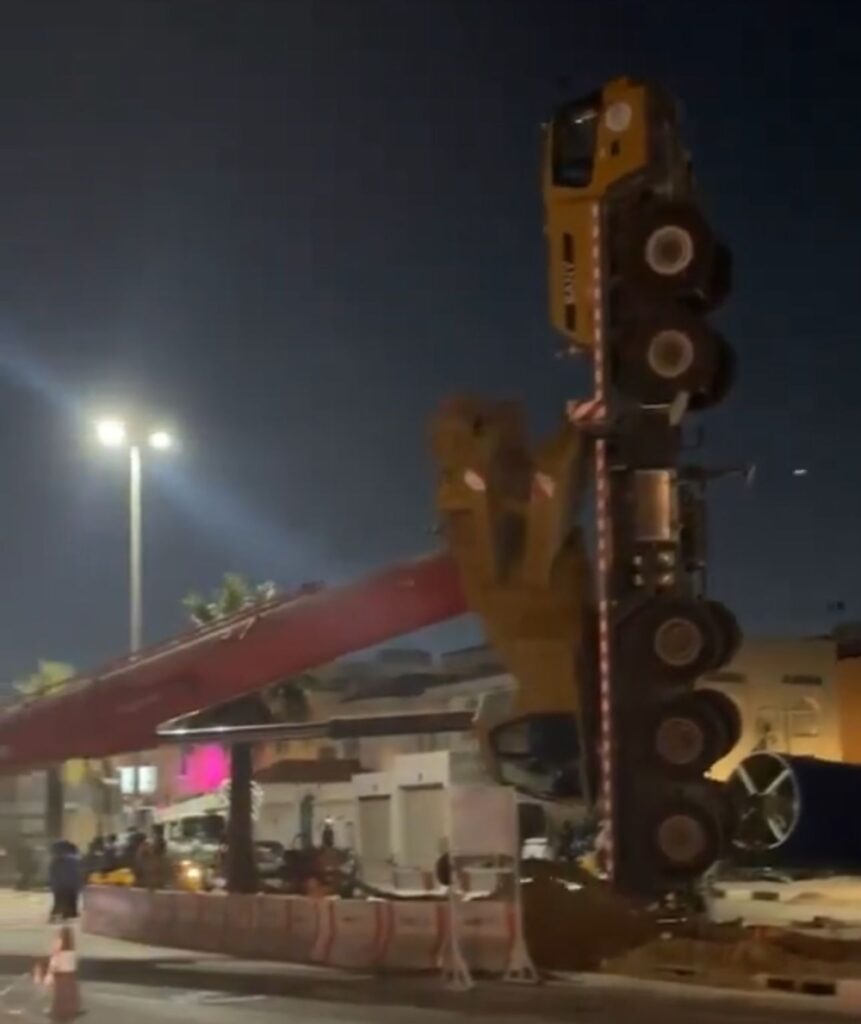 السائق-خرج-وسط-صيحات-التكبير.-سقوط-رافعة-على-مركبة-في-الدمام