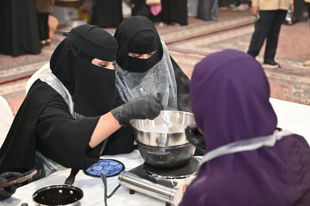 تدريب-زوار-“النعيرية”-على-تقنيات-صناعة-الصابون-من-شمع-العسل