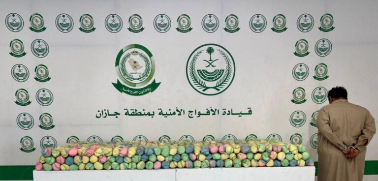 دوريات-الأفواج-الأمنية-بمنطقة-جازان-تقبض-على-مخالف-لنظام-أمن-الحدود-لتهريبه-(159)-كيلو-جرامًا-من-نبات-القات-المخدر