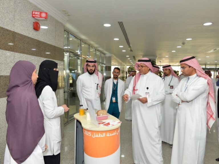 طبيب-لـ”اليوم”:-الشاشات-تسبب-السمنة-وتسرق-النوم-من-عيون-الصغار