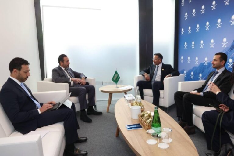 على-هامش-دافوس-2026.-وزير-الصناعة-يبحث-تعزيز-الشراكات-الدولية-مع-مسؤولين-حكوميين-ورؤساء-شركات