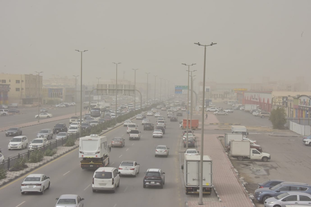 عاجل:-صور|-الغبار-يبسط-سيطرته-على-مدن-الشرقية-و”الكمامات“-تعود-للمشهد
