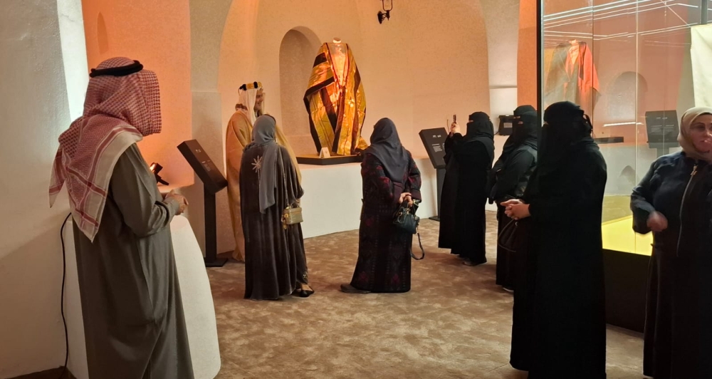 قطع-نادرة.-«البشت-الحساوي»-يستحضر-عباءات-الملك-الموحد-وأزياء-النجديات