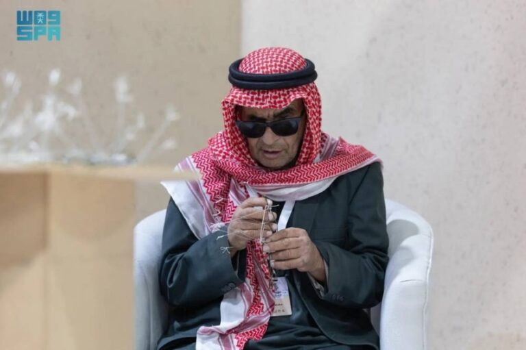 كفيف-يوظف-خبرته-في-صناعة-شِباك-طرح-الصقور-بمهرجان-طريف