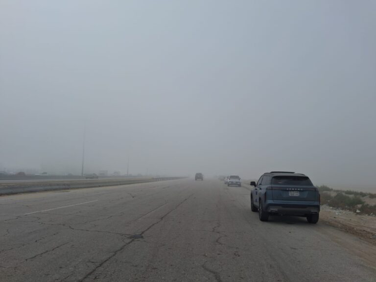 صور|-ضباب-كثيف-يغطي-طريق-الدمام-–-الجبيل.-ويُجبر-المركبات-على-التوقف-–-عاجل