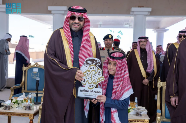 أمير-الحدود-الشمالية-يرعى-الشوط-الأخير-في-سباق-الصقور-ويتوّج-الفائزين