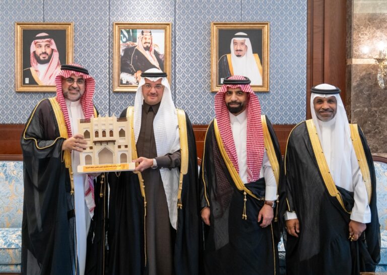 محافظ-الأحساء-يُكرم-المعهد-الصناعي-لتحقيقه-المركز-الأول-بالعمل-التطوعي