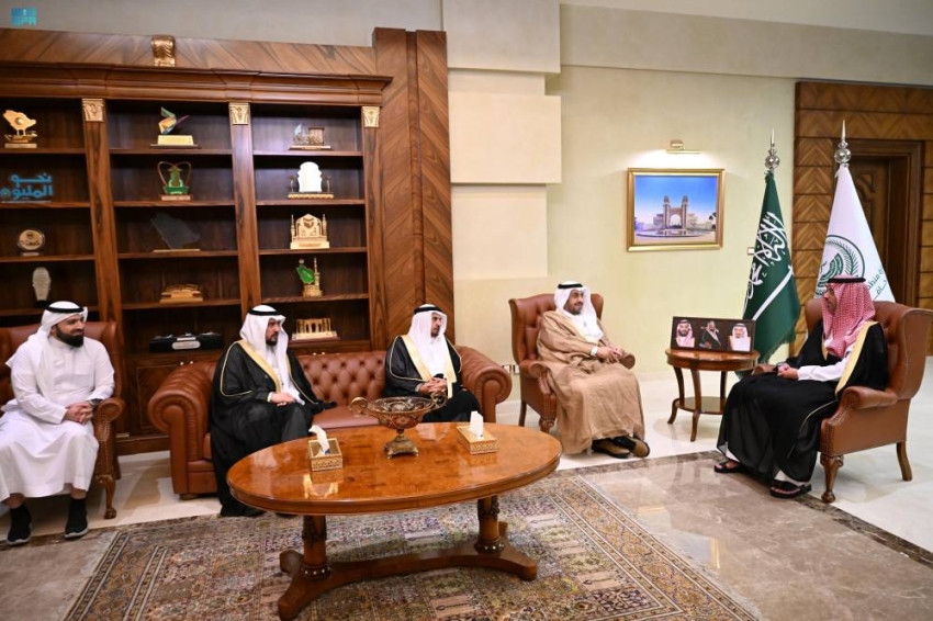 محافظ-جدة-يطلع-على-مشروع-«تاكسى-أيتام-المملكة»