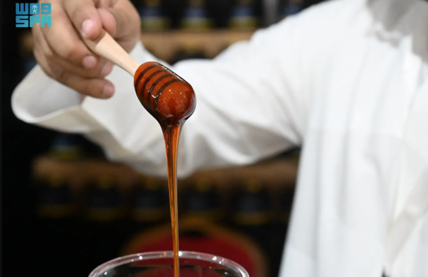 60-نحالًا-يعرضون-أكثر-من-15-نوعًا-للعسل-البلدي-في-خيمة-مهرجان-جازان-2026