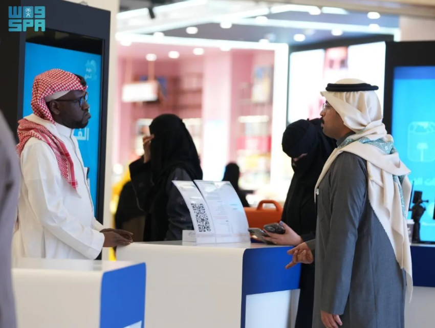 رسائل-توعوية-من-الدفاع-المدني-بلغة-الإشارة-بمعرض-نشر-الوعي-بالظواهر-الجوية