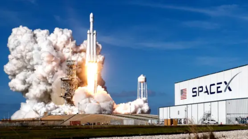 سبيس-إكس-الأمريكية-تُطلق-25-قمرًا-صناعيًا-إلى-الفضاء