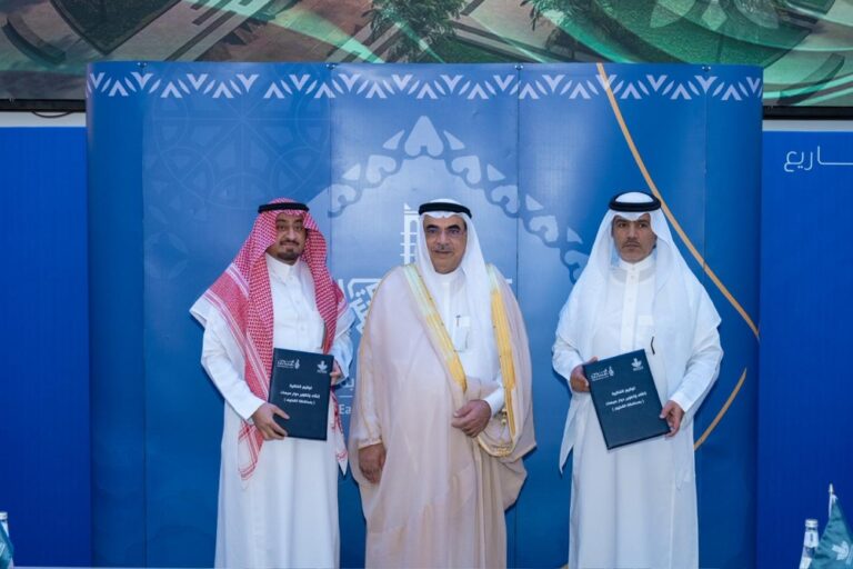 القطيف.-3-اتفاقيات-لتطوير-دوار-سيهات-وإنشاء-حديقة-الحرفيين-وتنظيم-المقابر