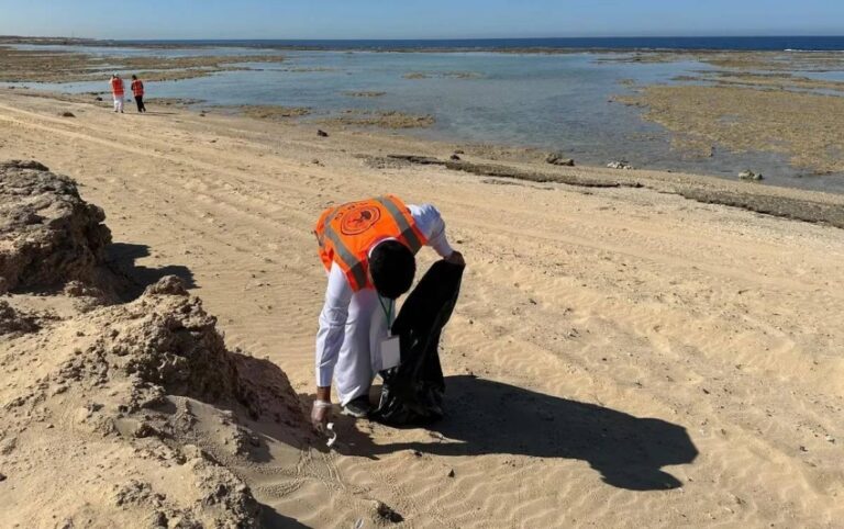 حرس-الحدود-ينفذ-مبادرة-تطوعية-لتنظيف-شاطئ-الدرر-بتبوك