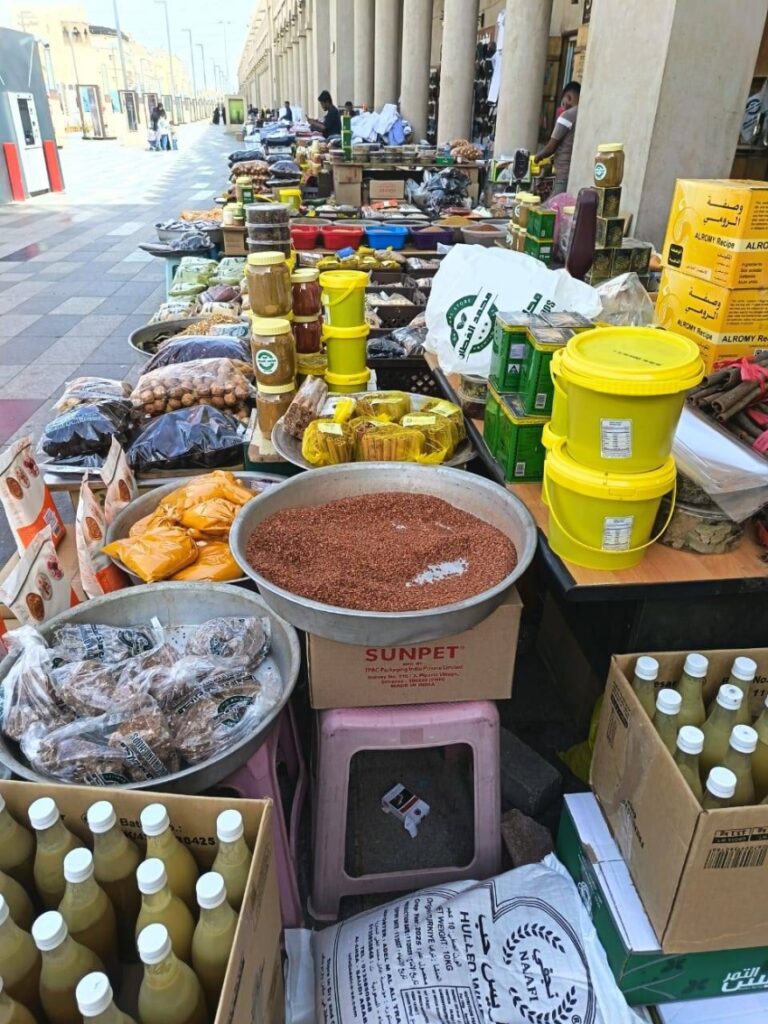 سوق-القيصرية-بالأحساء-مقصد-المتسوقين-للسفرة-الرمضانية