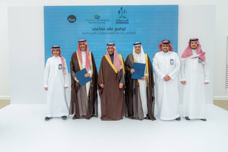 الخريّف-يزور-سدير-للصناعة-والأعمال-ويرعى-توقيع-عقود-بقيمة-تتجاوز-مليار-ريال