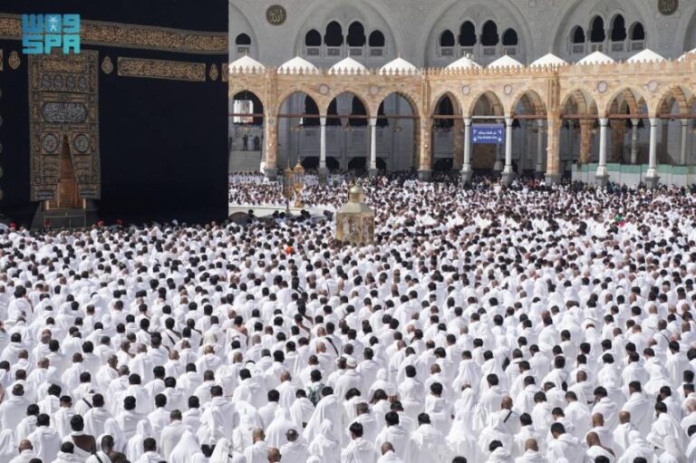 أولى-جُمَع-رمضان-في-المسجد-الحرام.-مشهد-إيماني-تتجلّى-فيه-الطمأنينة-وعظمة-المكان