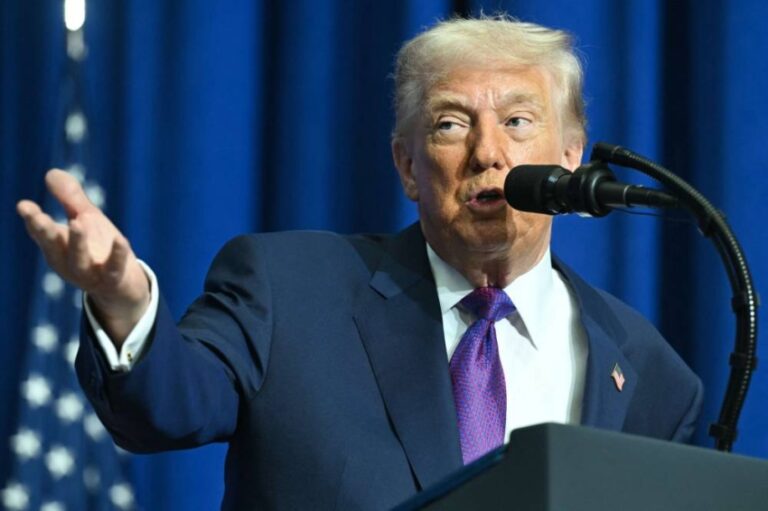 الرئيس-الأمريكي-يفرض-رسومًا-شاملة-جديدة