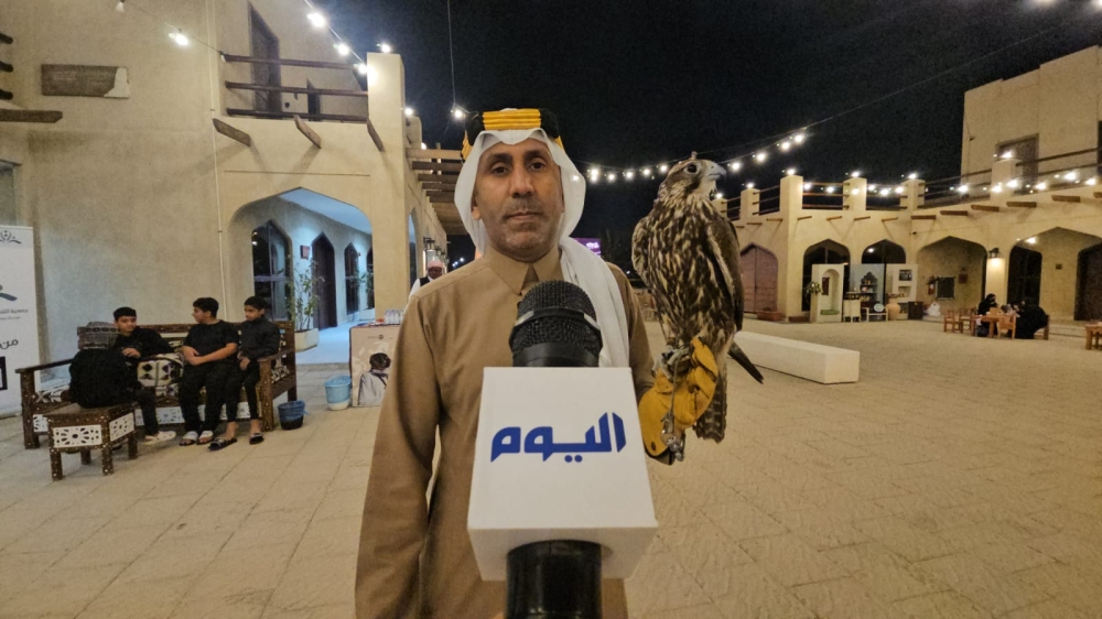 صور.. عروض الصقور والخيالة تخطف أنظار زوار فعاليات التأسيس بالقطيف