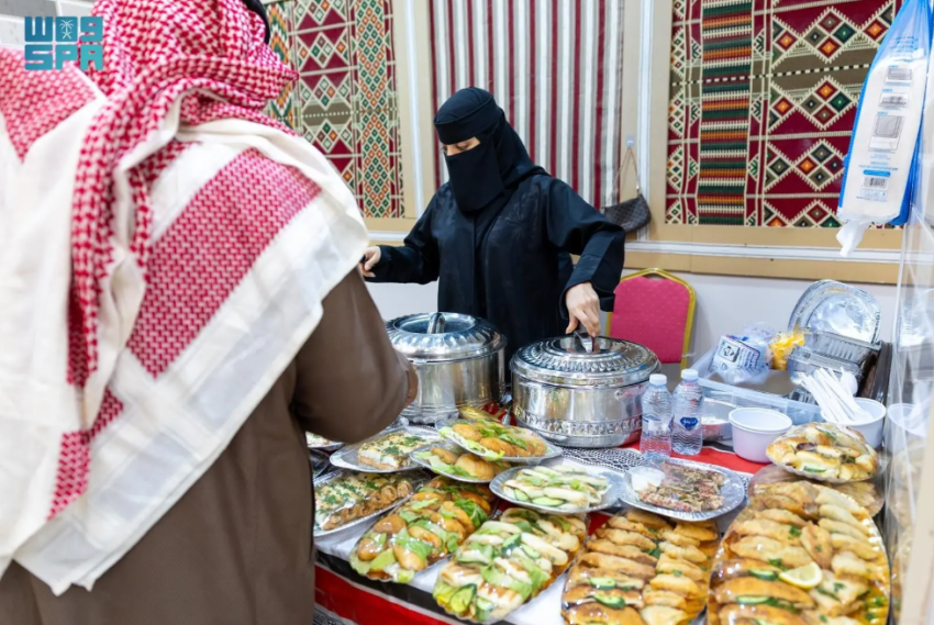 الأسر-المنتجة-في-السوق-الشعبي-بعرعر.-نكهات-رمضانية-تعكس-أصالة-الموروث-وتدعم-الاقتصاد-المحلي