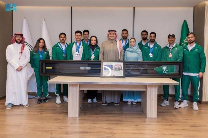 الأمير-فهد-بن-جلوي-يلتقي-لاعبي-فريق-السعودية-للتجديف