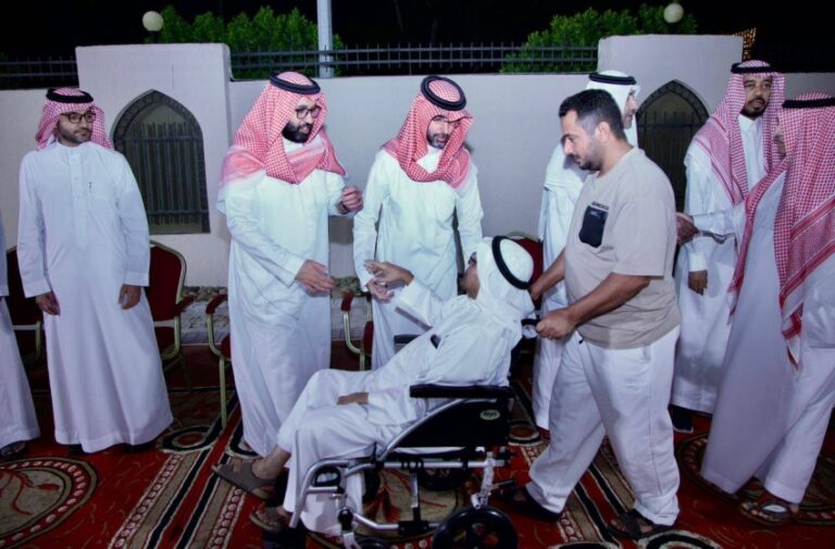 آل-الإدريسي-يتلقون-العزاء-في-فقيدهم حسن