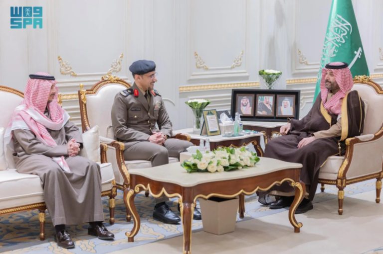 نائب-أمير-منطقة-الحدود-الشمالية-يطلع-على-سير-العمل-الأمني-في-المنطقة
