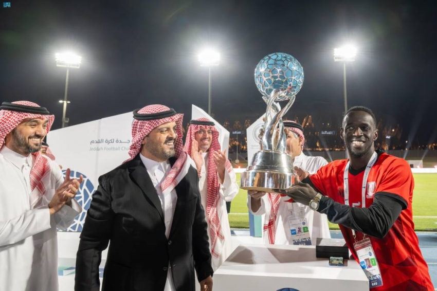 نائب أمير منطقة مكة يتوّج فريق التعاون ببطولة جدة 2026 لكرة القدم