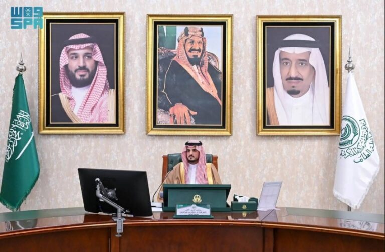 مُحافظ-الطائف-يعقد-اجتماعًا-لمناقشة-استعدادات-ملتقى-الورد-والنباتات-العطرية