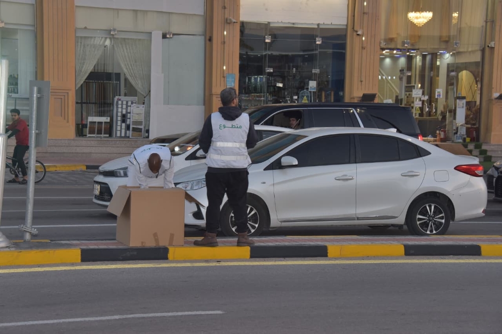 «أبشر بالفطور».. شراكة مجتمعية لتفطير رواد الطرق عند إشارات الدمام